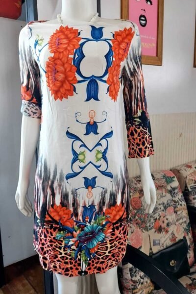 Vestido branco, azul, laranja