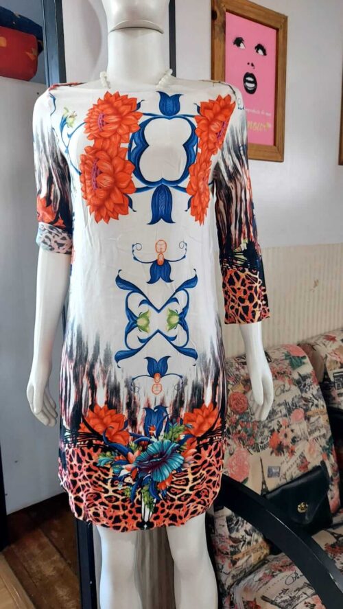 Vestido branco, azul, laranja